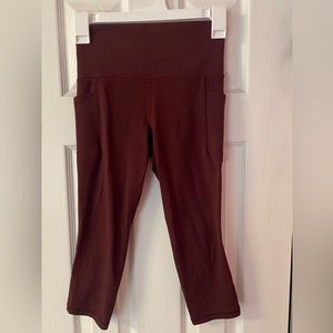 Athleta Salutation Stash Pocket II Capri Size XS Burgundy
